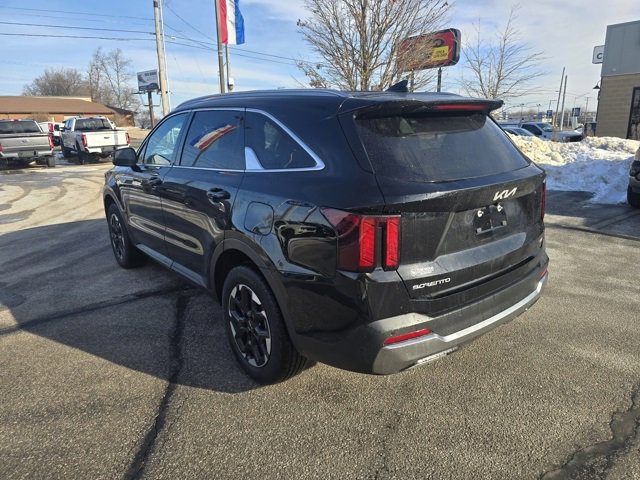 Used 2025 Kia Sorento S image 5