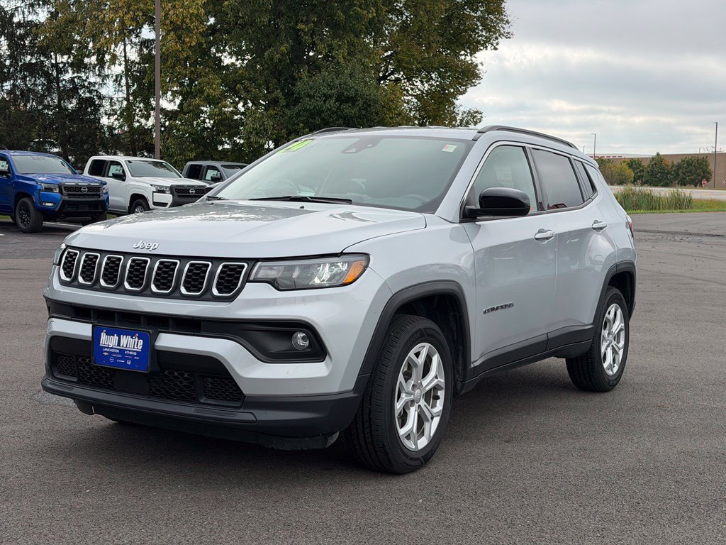 Used 2024 Jeep Compass Latitude AWD/4WD image 2