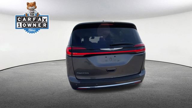 Used 2023 Chrysler Pacifica Touring-L image 8