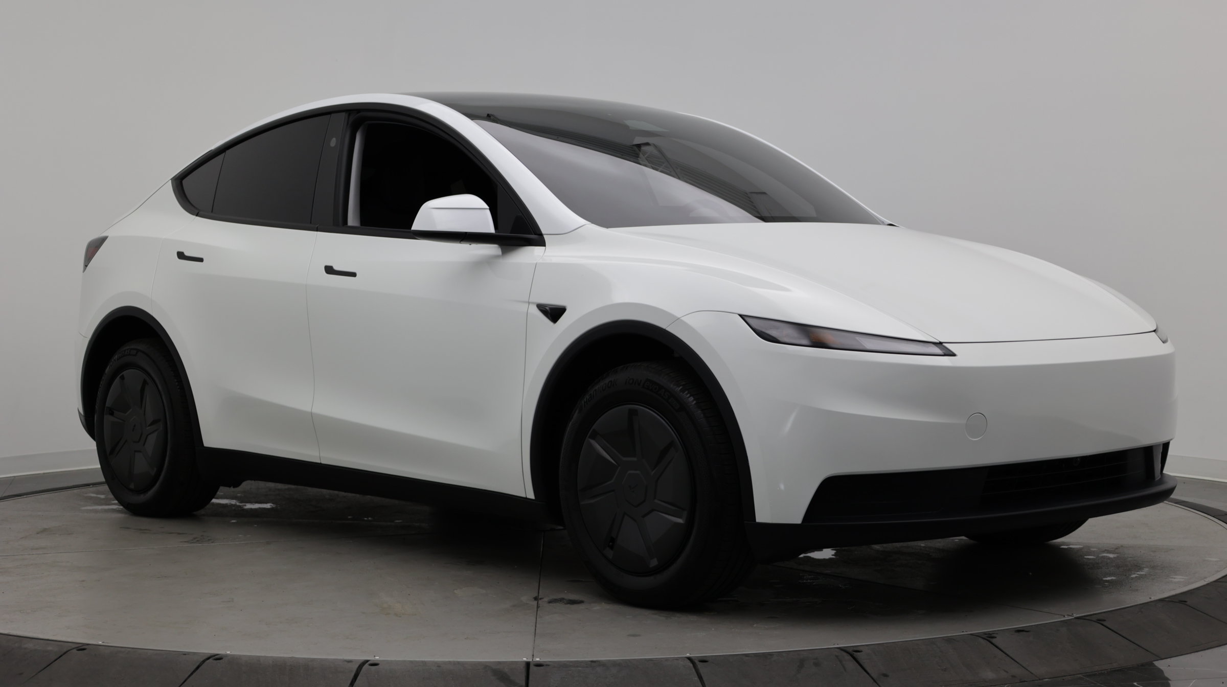 Used 2026 Tesla Model Y 2WD image 3