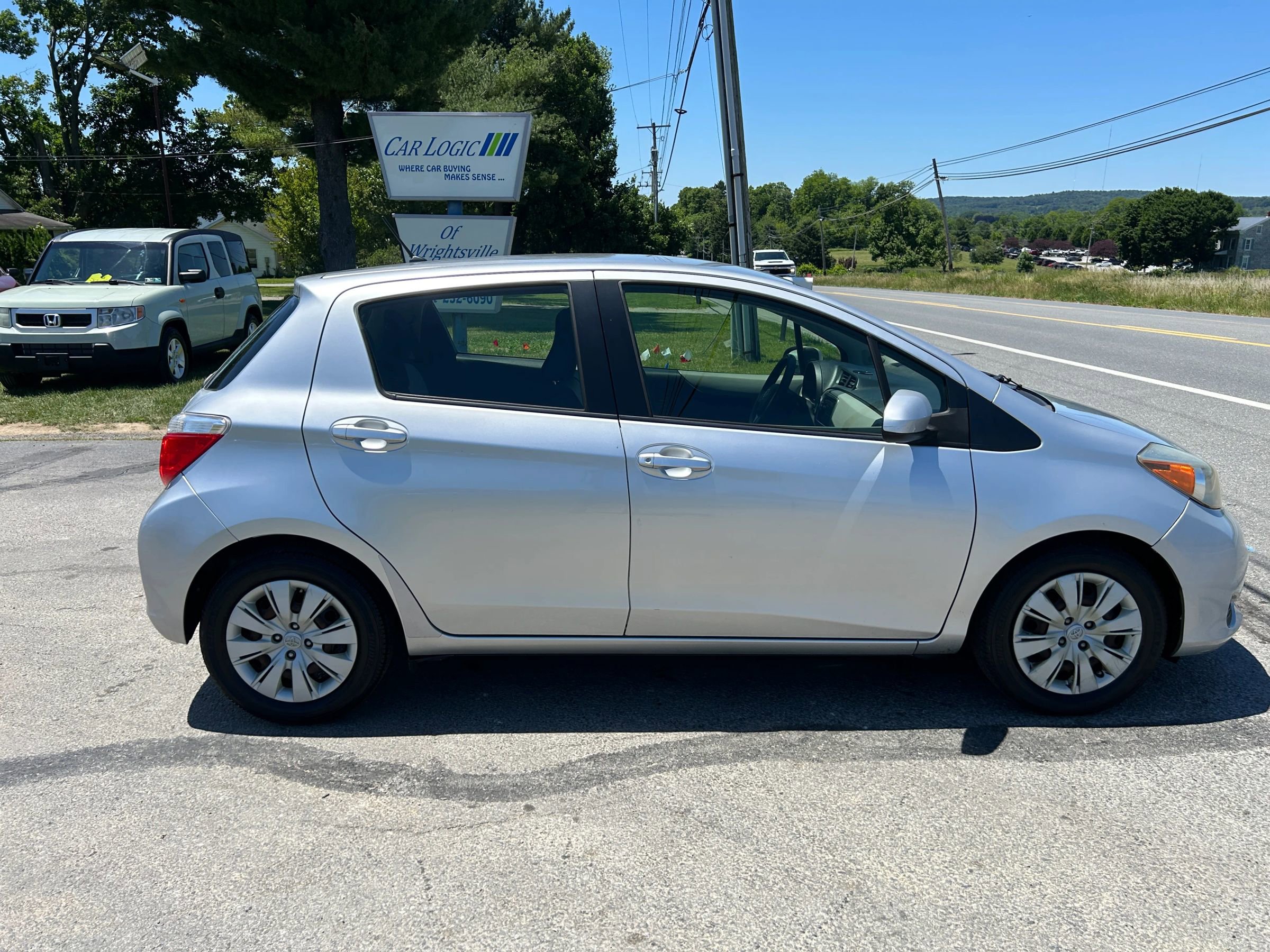 Used 2012 Toyota Yaris LE FWD image 10