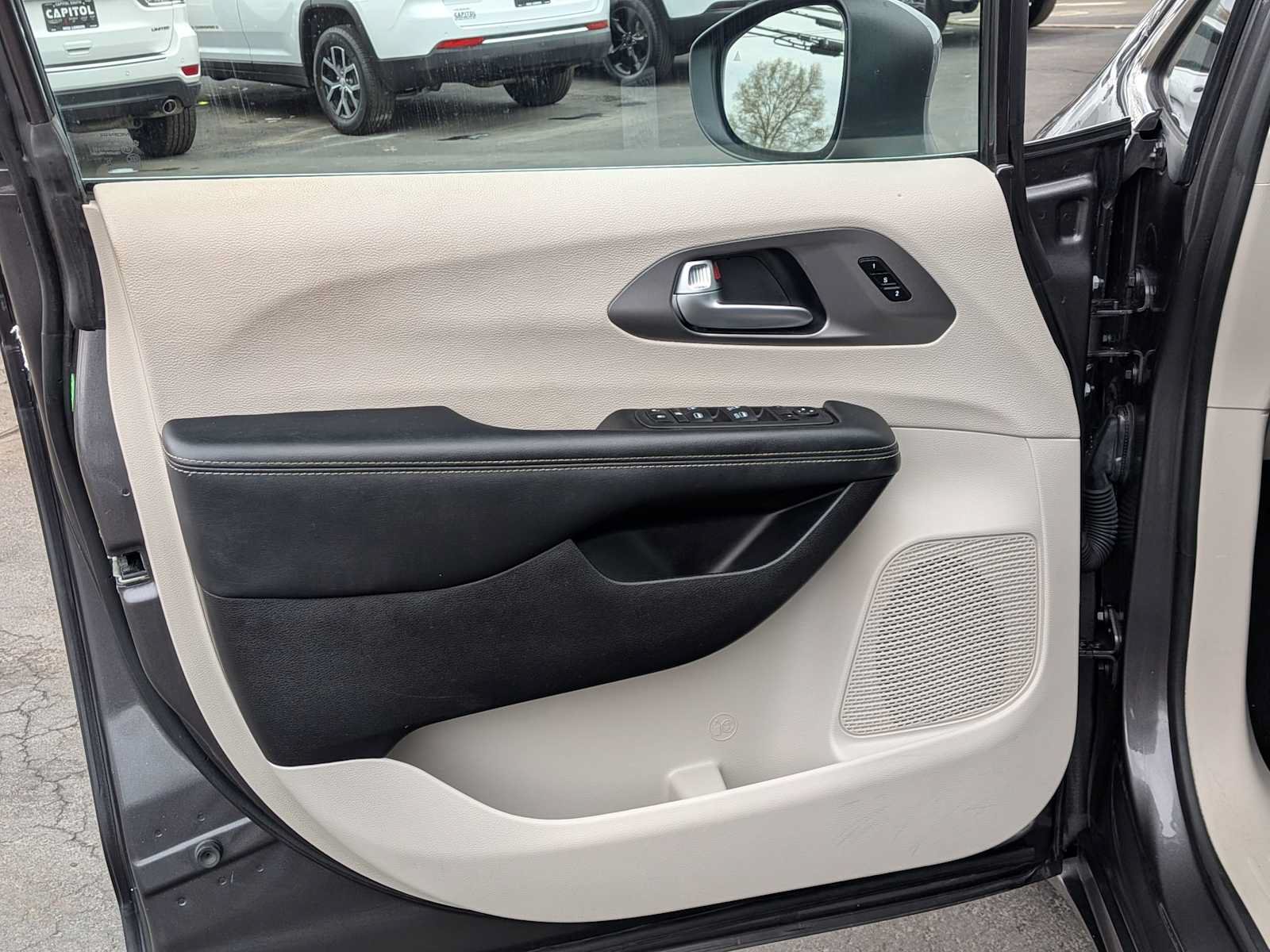 Used 2023 Chrysler Pacifica Touring-L FWD image 8