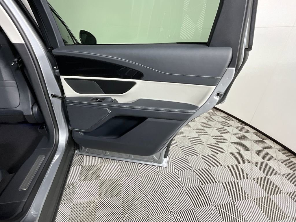 Used 2025 Lincoln Nautilus Premier AWD/4WD image 24