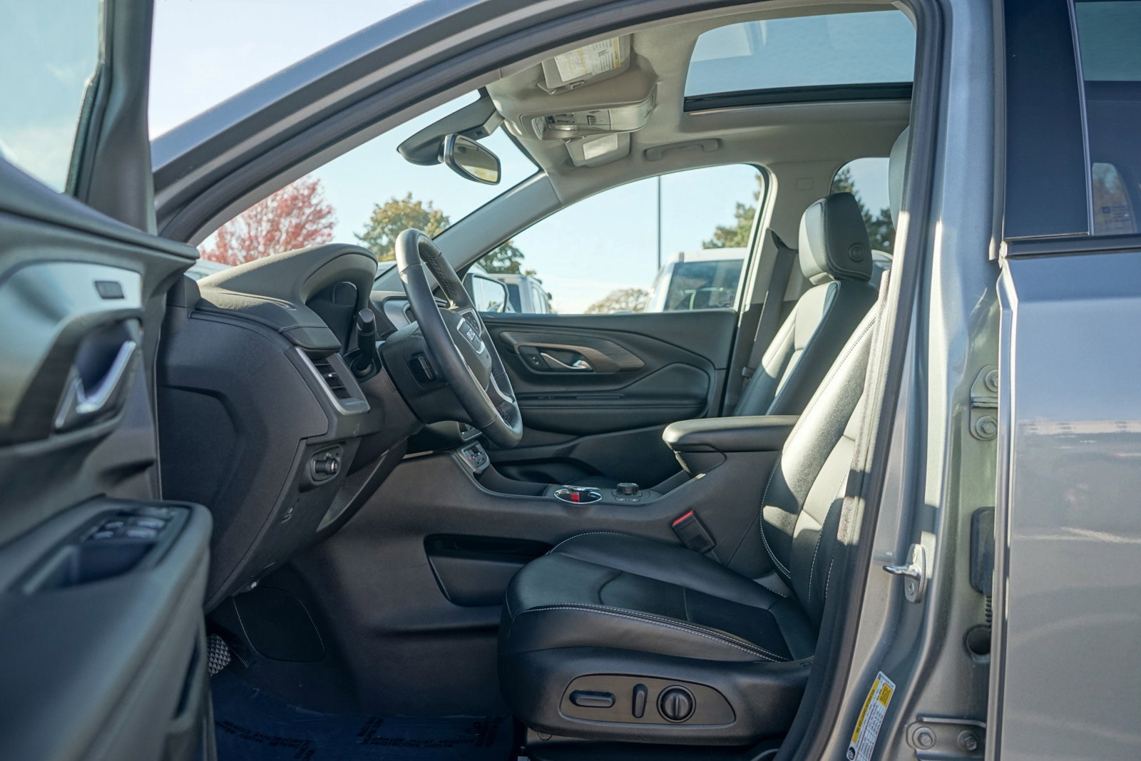 Used 2023 GMC Terrain SLT w/ Infotainment Package II image 13