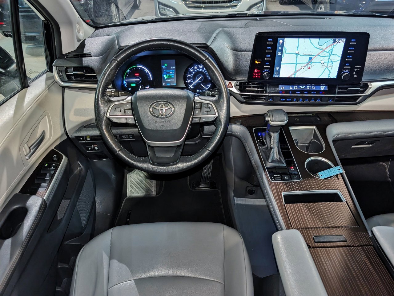 Used 2021 Toyota Sienna XLE w/ XLE Plus Package FWD image 3