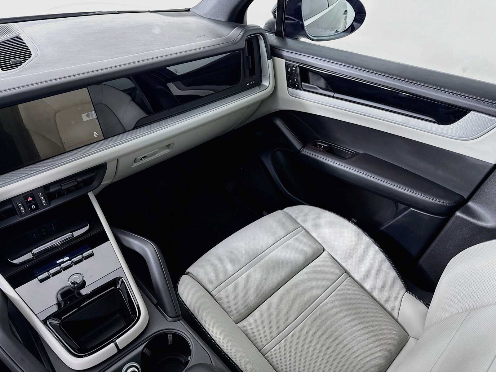 Certified 2025 Porsche Cayenne S AWD/4WD image 25