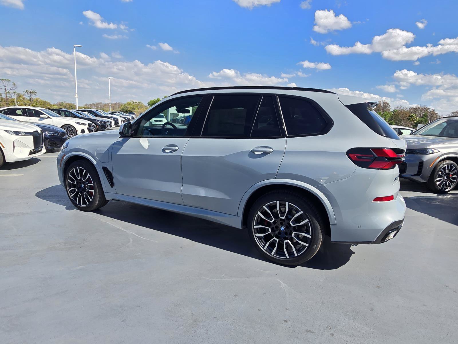 New 2026 BMW X5 xDrive50e w/ M Sport Package AWD/4WD image 6