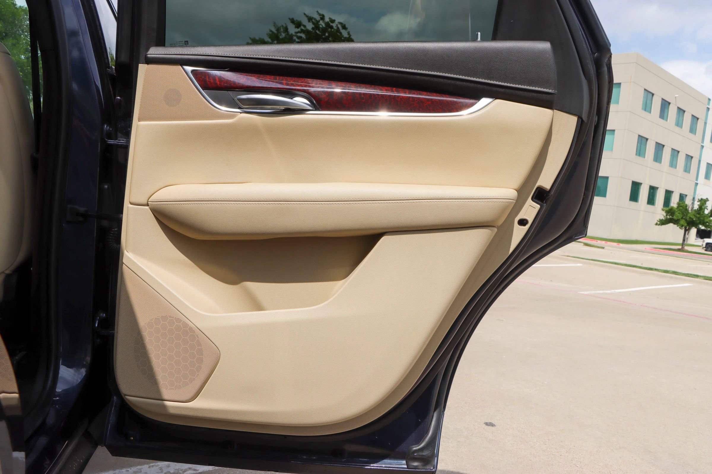 Used 2018 Cadillac XT5 Luxury w/ Driver Awareness Package FWD image 11