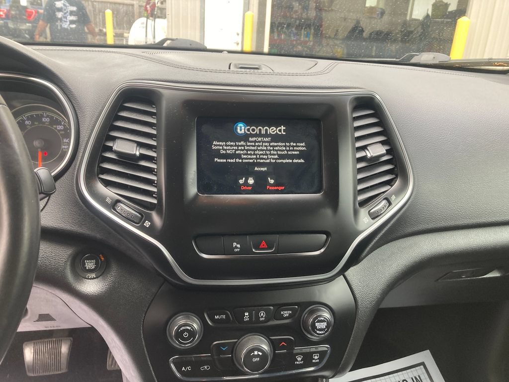 Used 2019 Jeep Cherokee Latitude Plus w/ Cold Weather Group AWD/4WD image 23