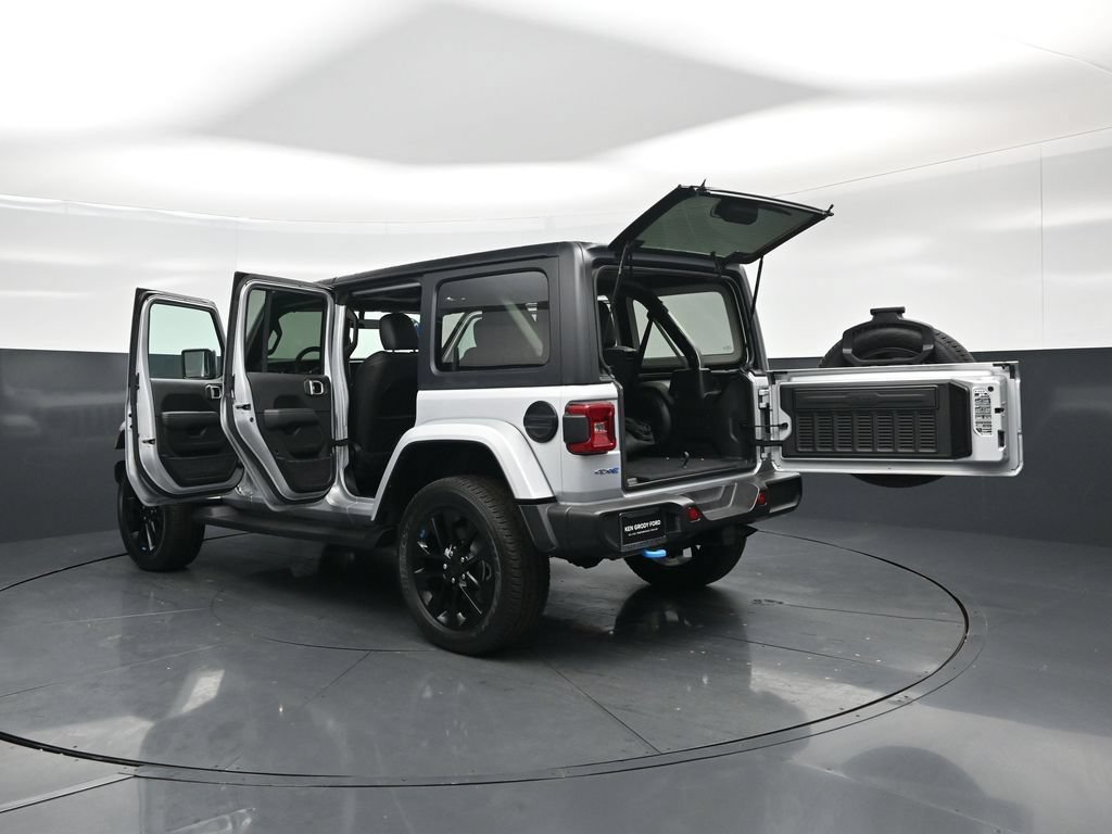 Used 2023 Jeep Wrangler Unlimited Sahara w/ Cold Weather Group AWD/4WD image 32