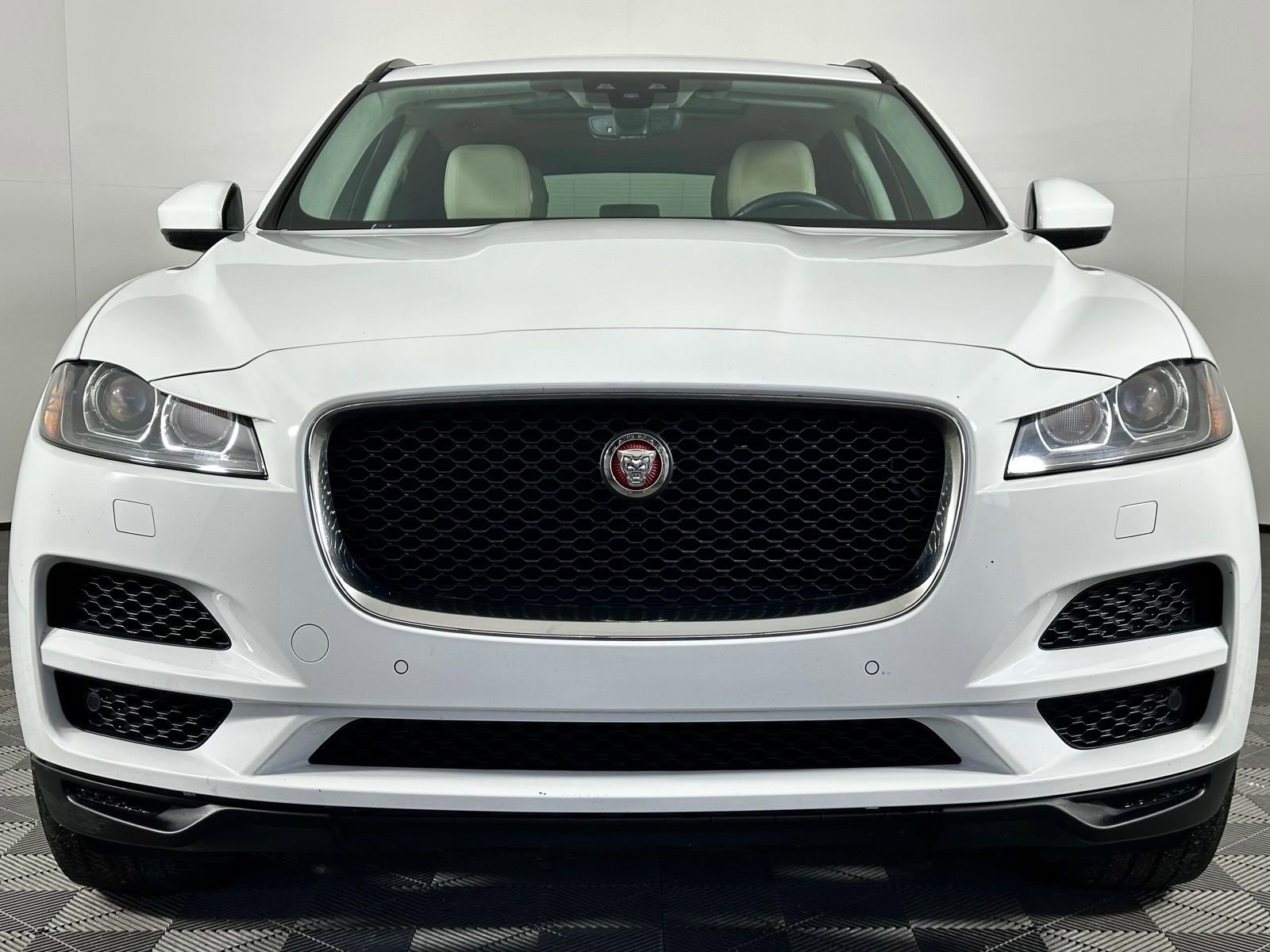 Used 2020 Jaguar F-PACE Premium image 17