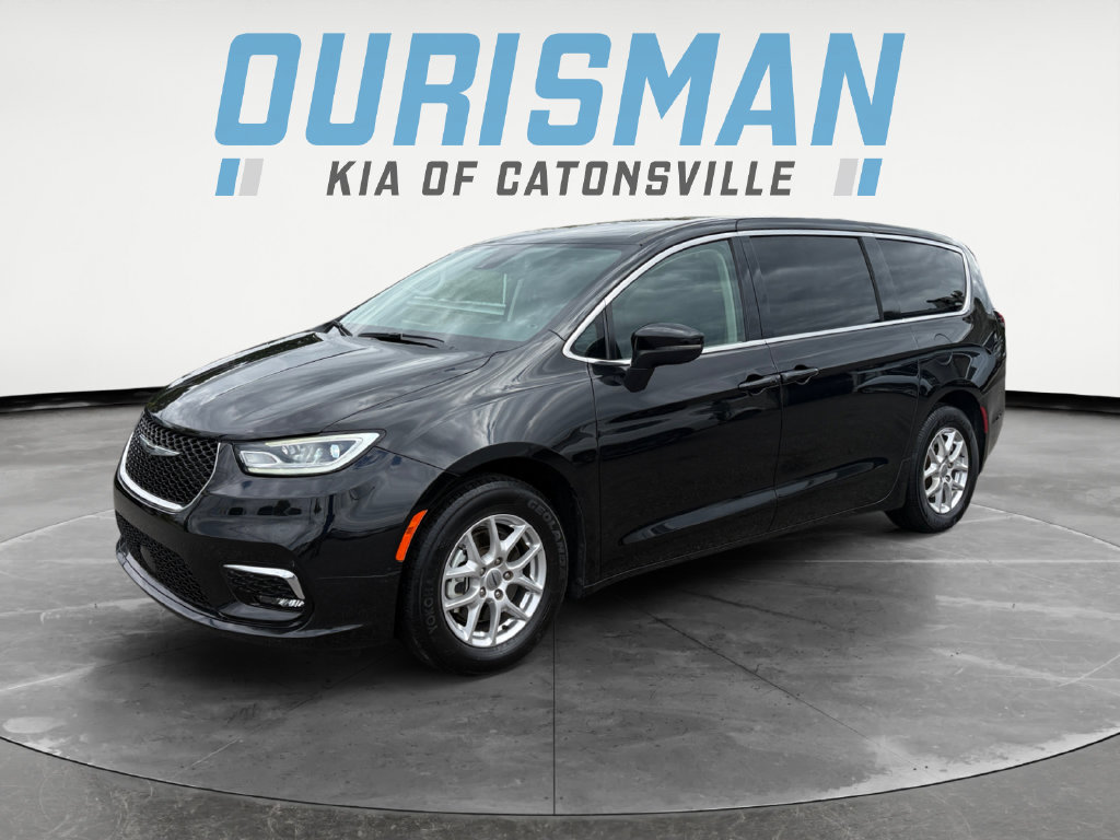 Used 2023 Chrysler Pacifica Touring-L FWD image 2