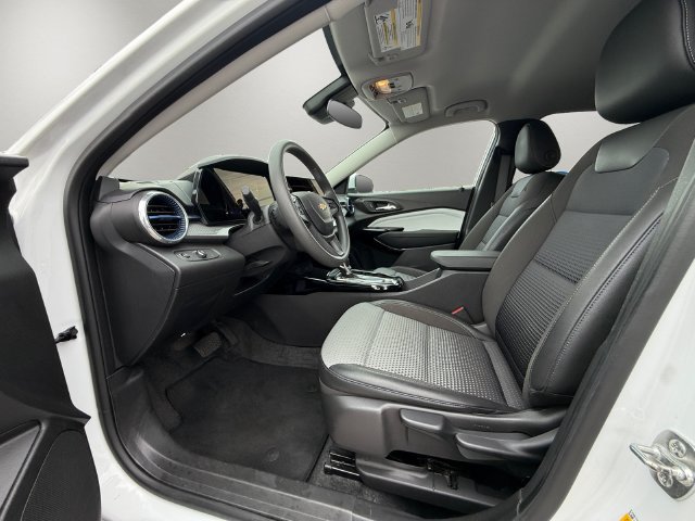 Used 2025 Chevrolet Trax LT FWD image 9