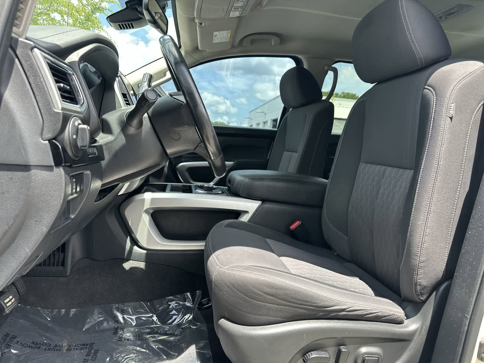 Used 2021 Nissan Titan SV w/ SV Convenience Package RWD image 3