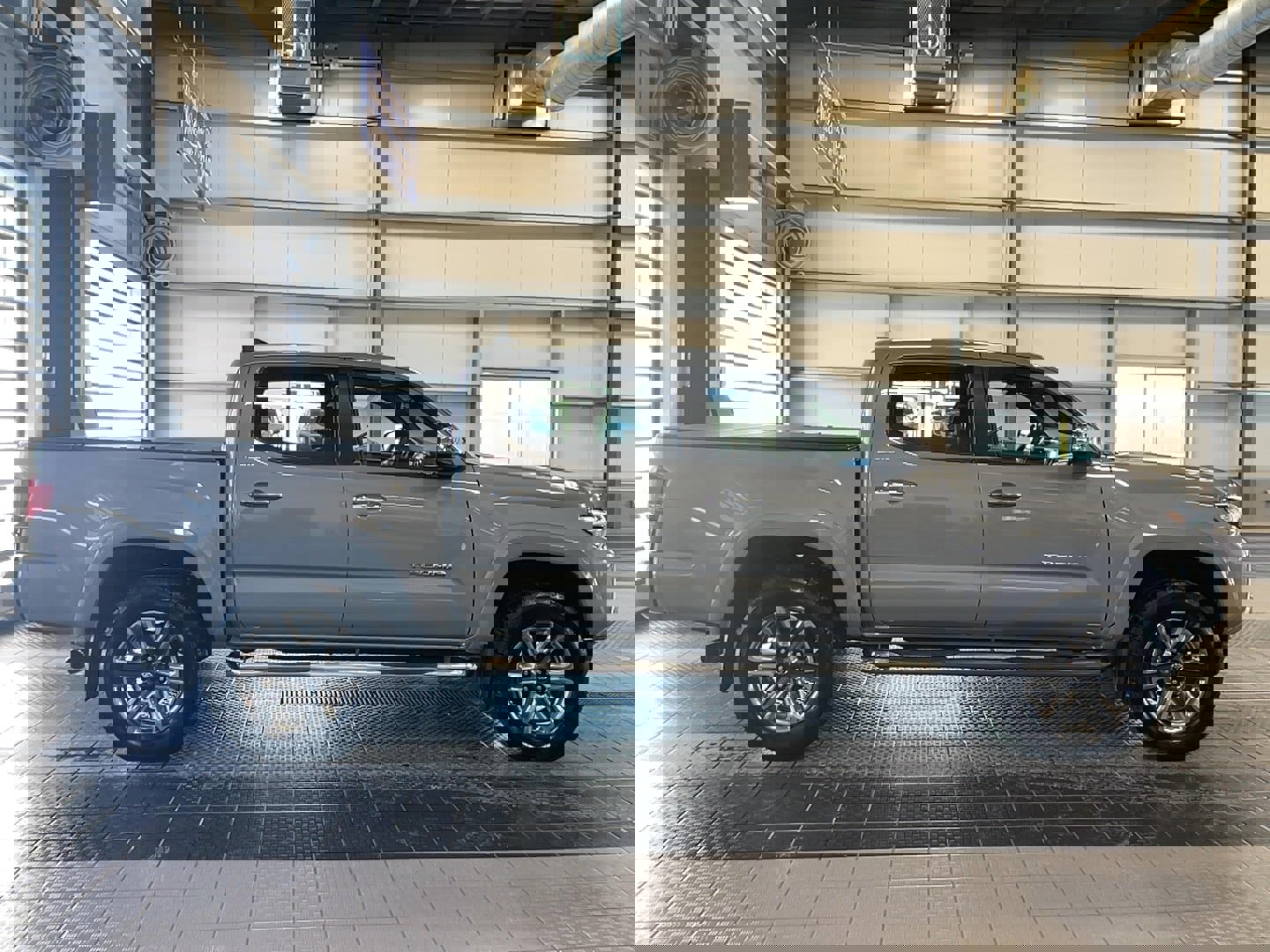 Used 2018 Toyota Tacoma Limited image 9