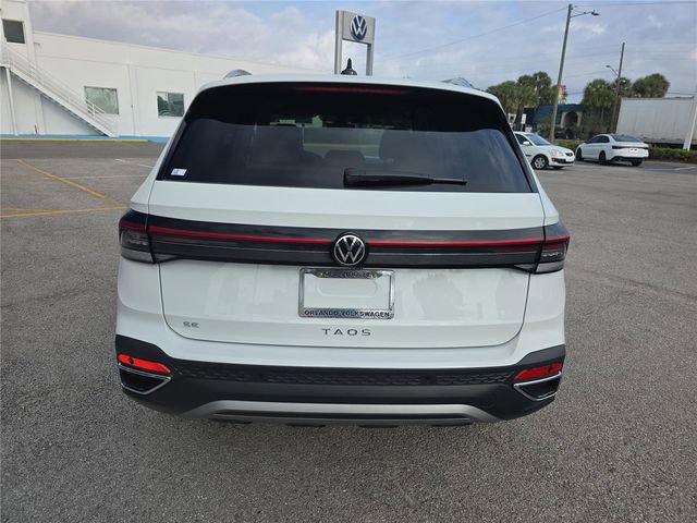 Used 2025 Volkswagen Taos SE image 4