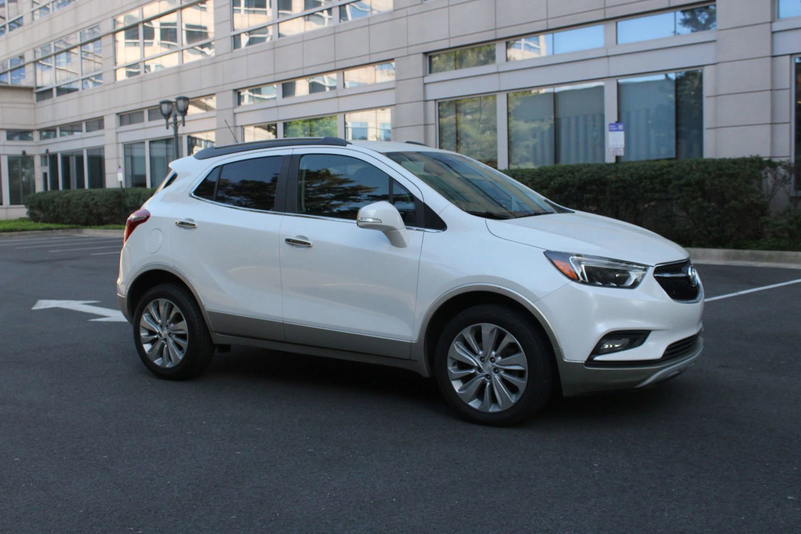 Used 2018 Buick Encore Essence image 2