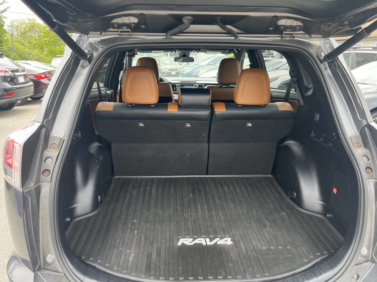 Used 2017 Toyota RAV4 SE image 10