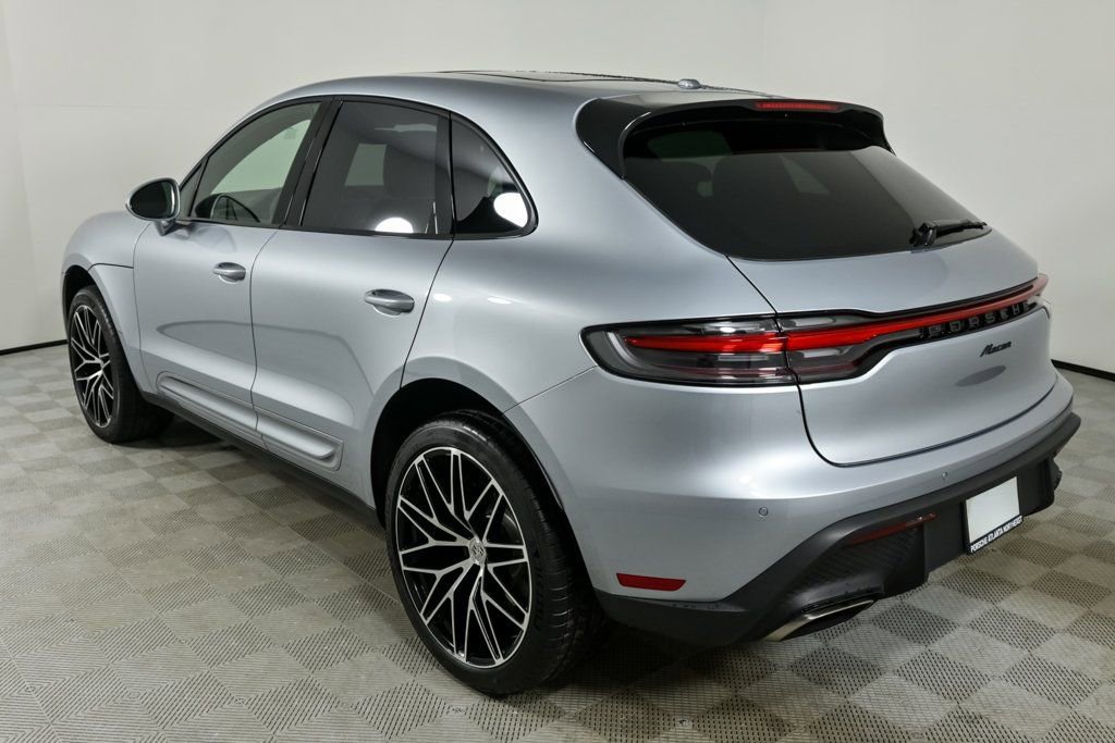Certified 2025 Porsche Macan image 3