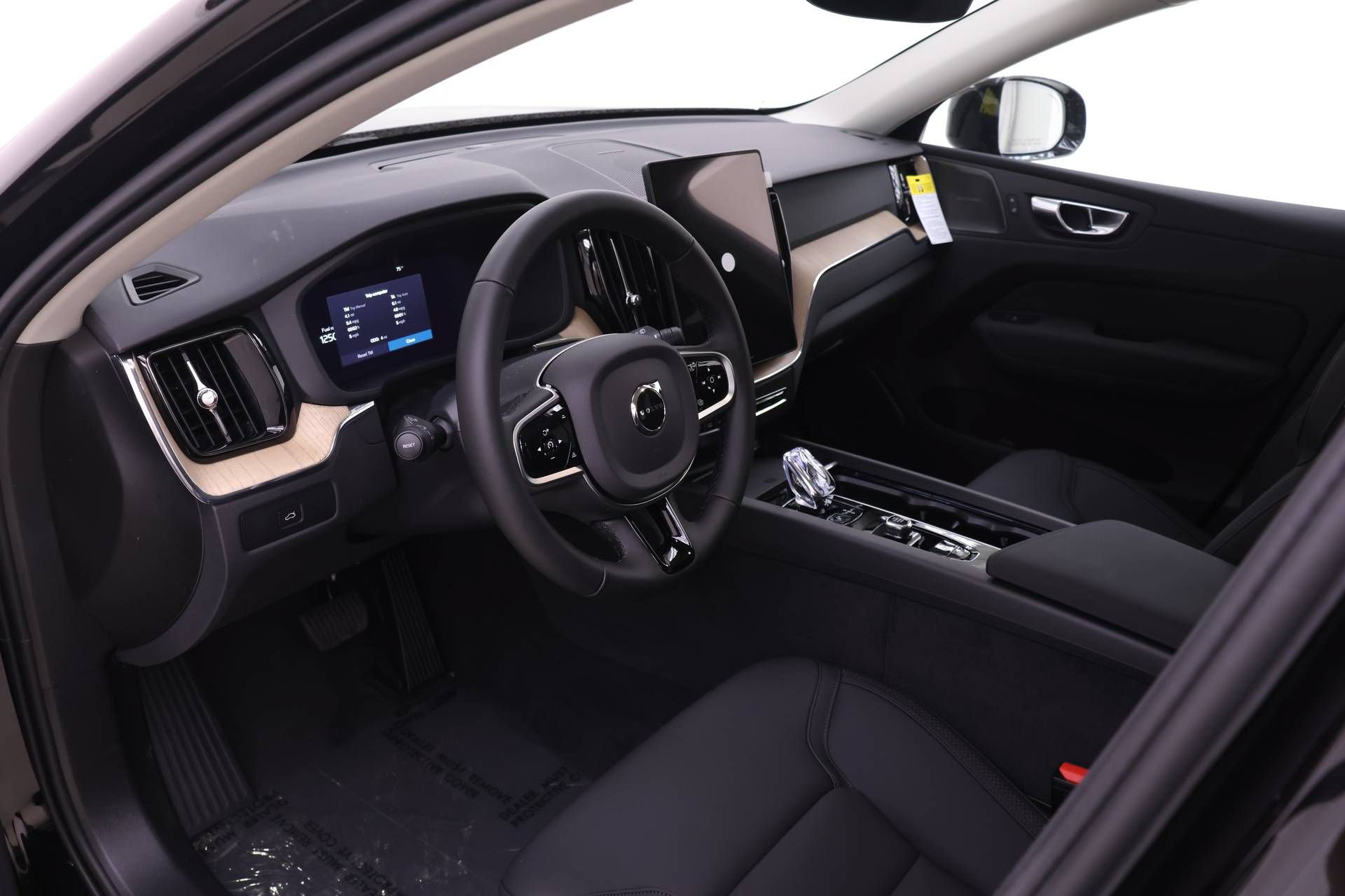 New 2026 Volvo XC60 B5 Plus w/ Protection Package Premier AWD/4WD image 6