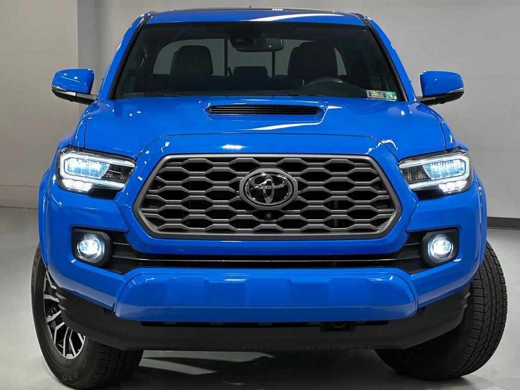 Used 2020 Toyota Tacoma TRD Sport w/ TRD Premium Sport Package AWD/4WD image 17