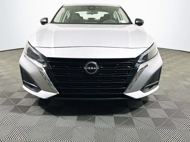 Used 2024 Nissan Altima 2.5 SV FWD image 3