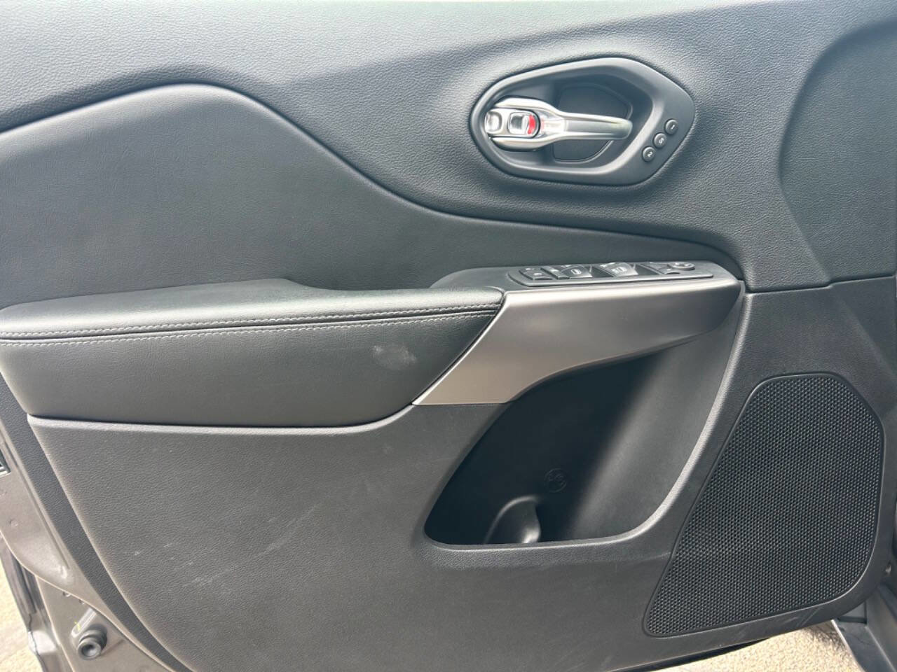 Used 2019 Jeep Cherokee Limited image 24