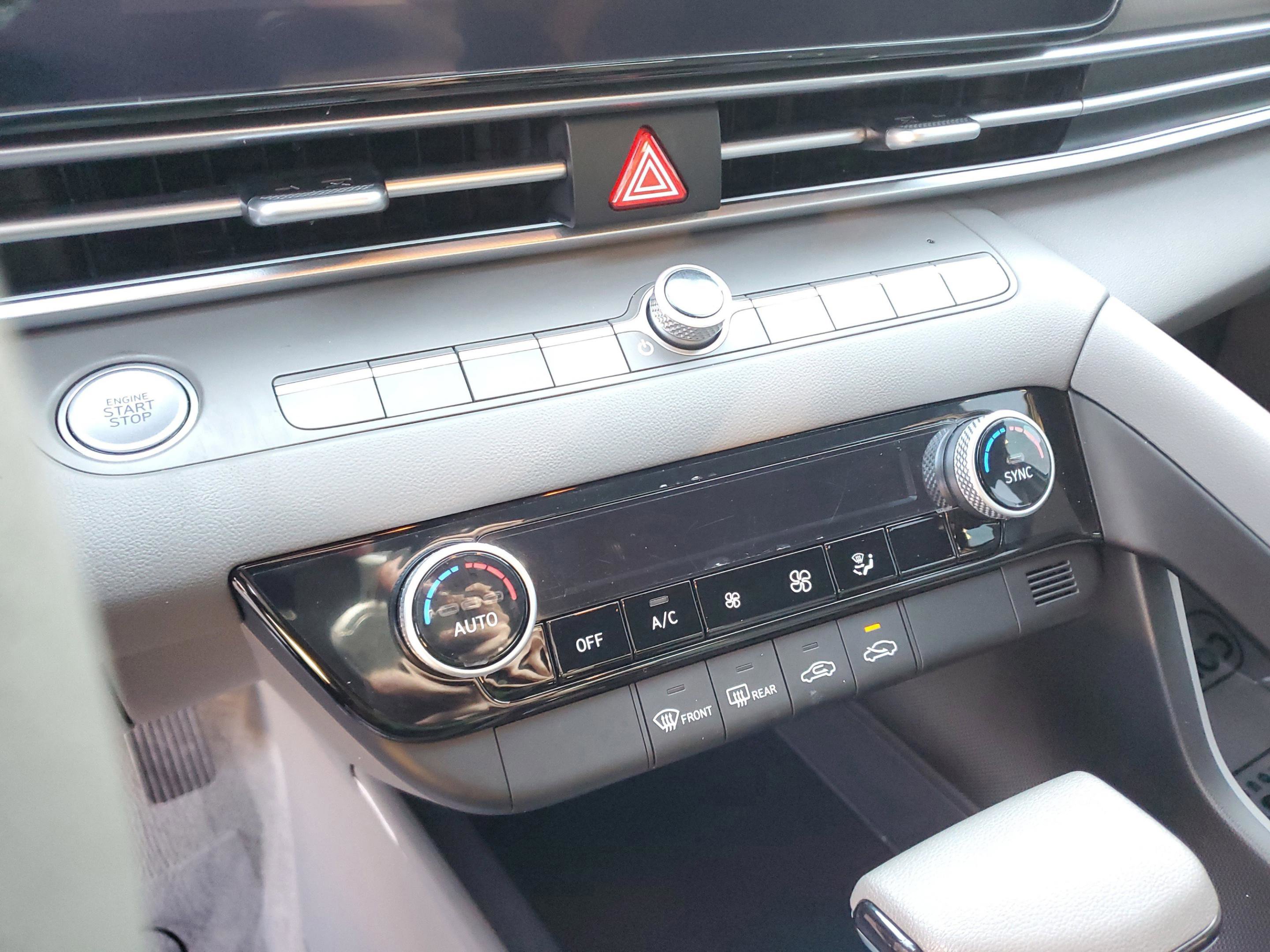 Used 2024 Hyundai Elantra SEL image 18