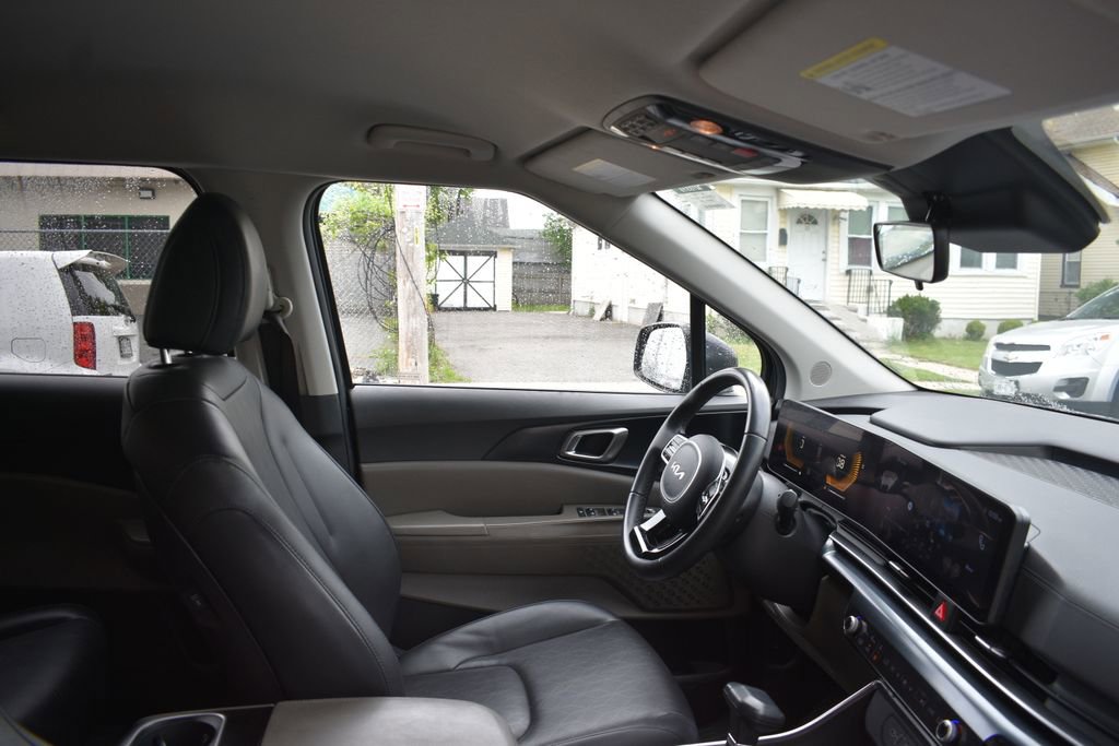 Used 2025 Kia Carnival FWD image 21