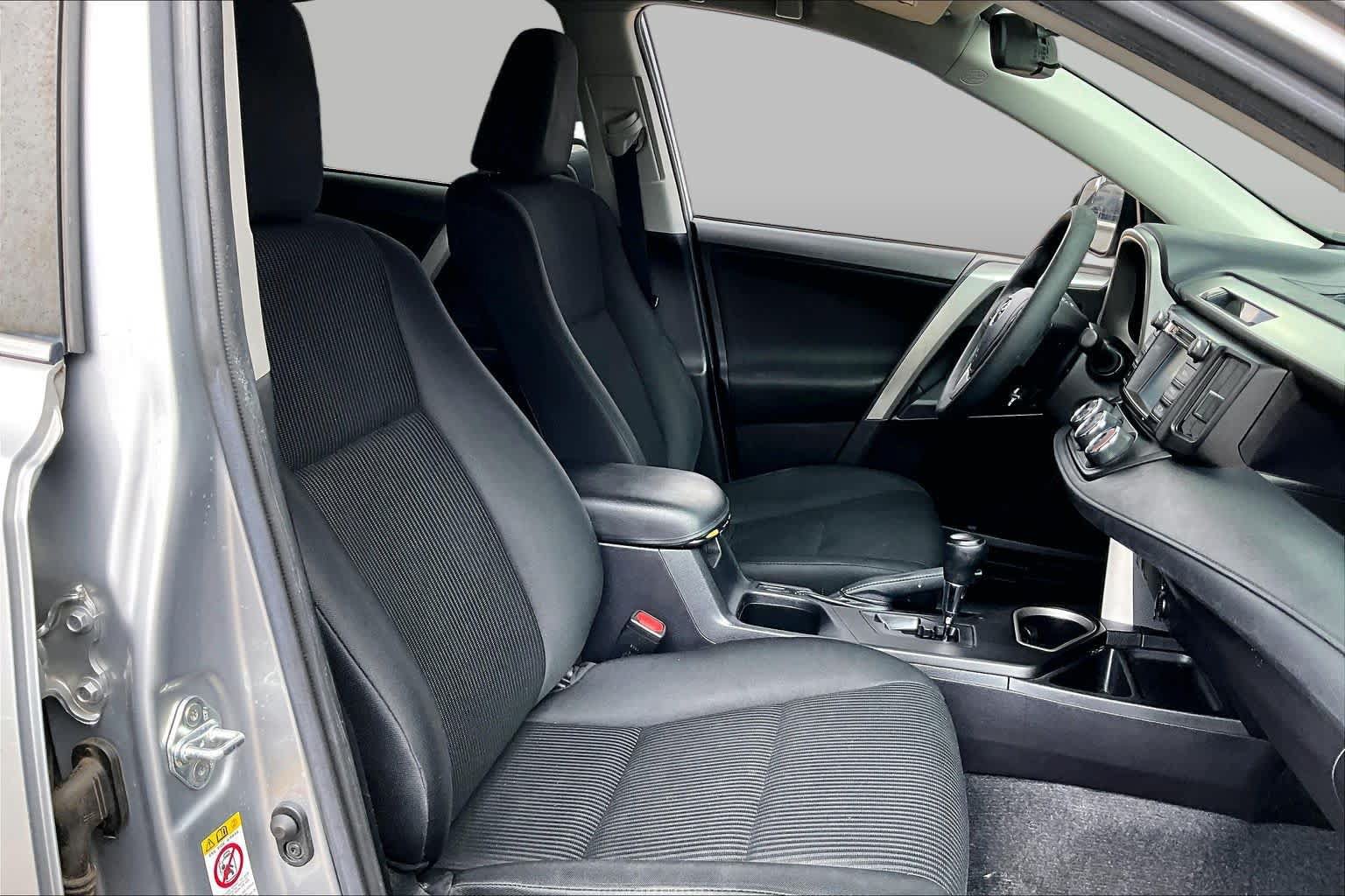 Used 2017 Toyota RAV4 LE FWD image 9