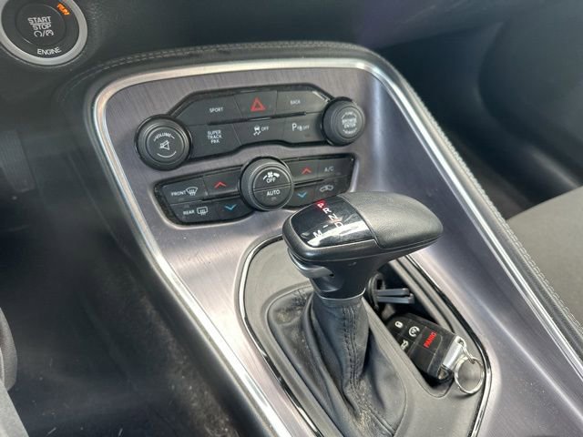 Used 2016 Dodge Challenger SXT w/ Driver Convenience Group RWD image 19