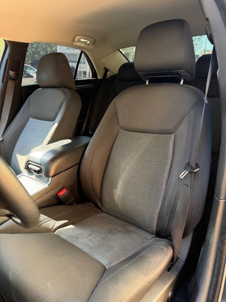 Used 2018 Chrysler 300 Touring w/ Chrome Appearance Package RWD image 12