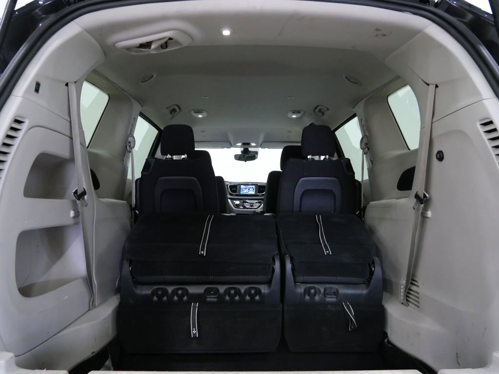 Used 2023 Chrysler Voyager LX image 27