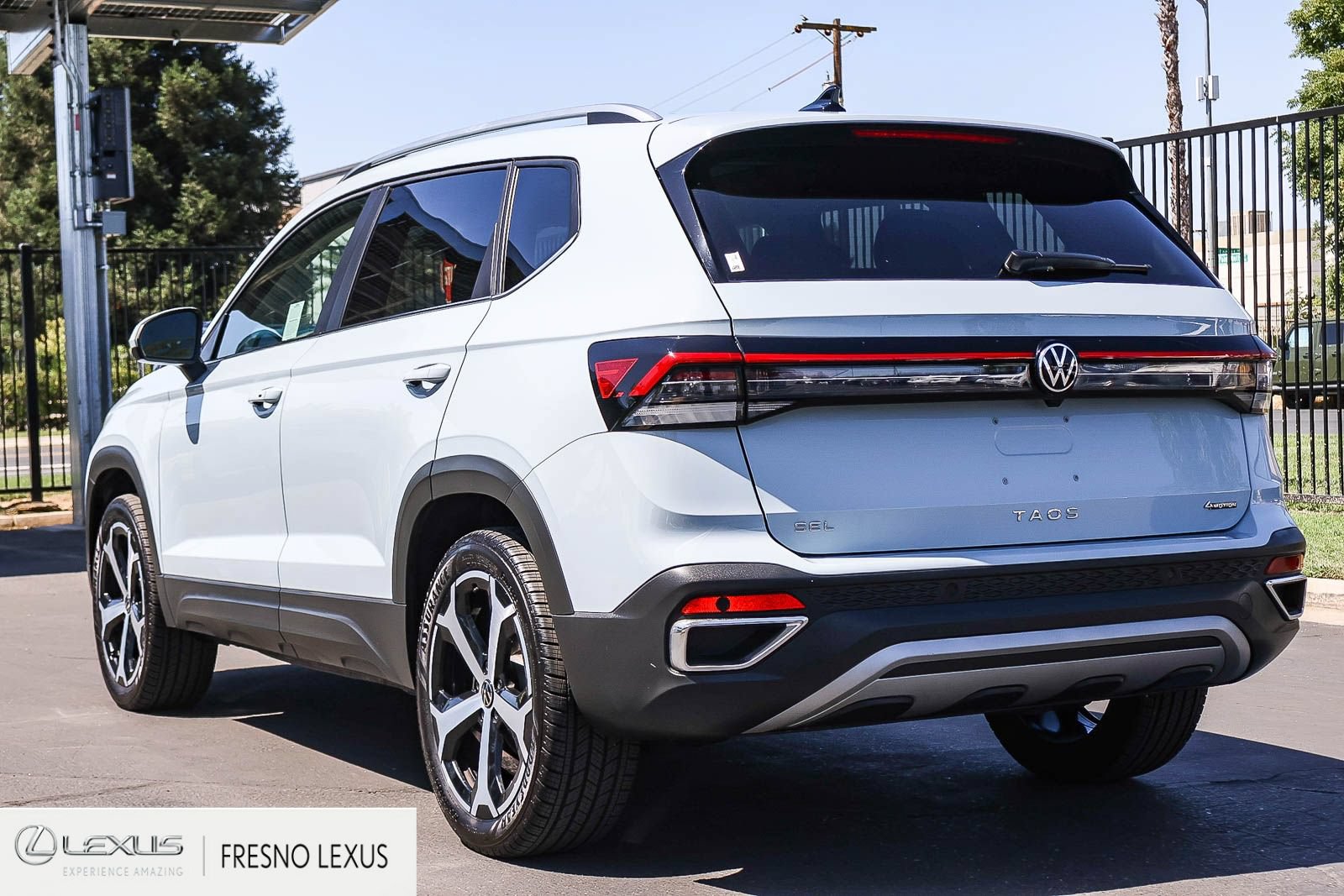 Used 2025 Volkswagen Taos SEL AWD/4WD image 4