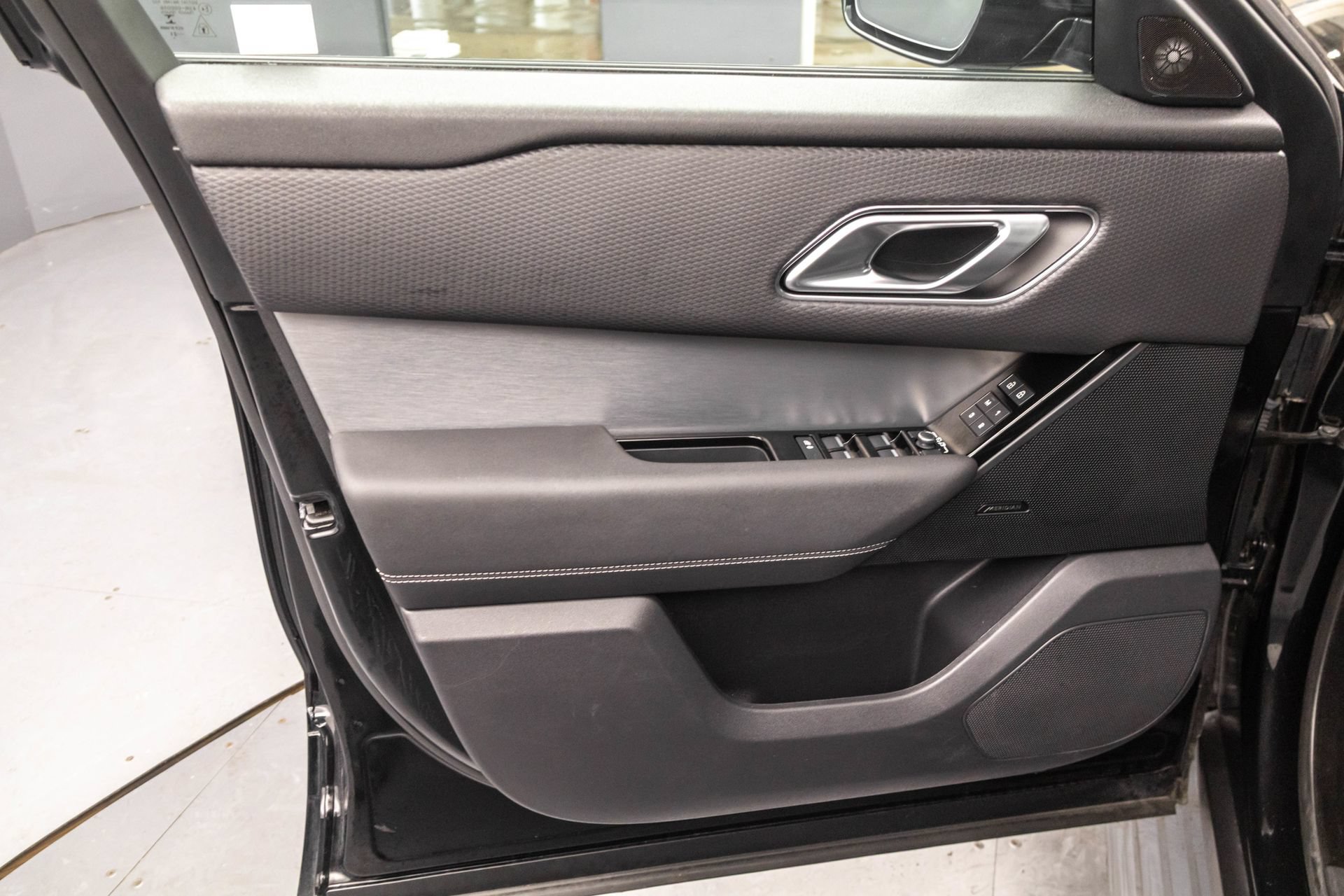 Used 2022 Land Rover Range Rover Velar R-Dynamic S AWD/4WD image 29