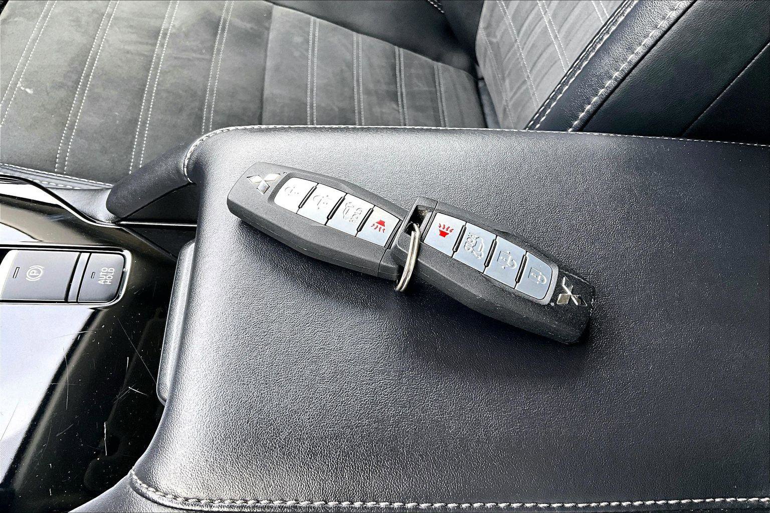 Used 2025 Mitsubishi Outlander SE FWD image 12