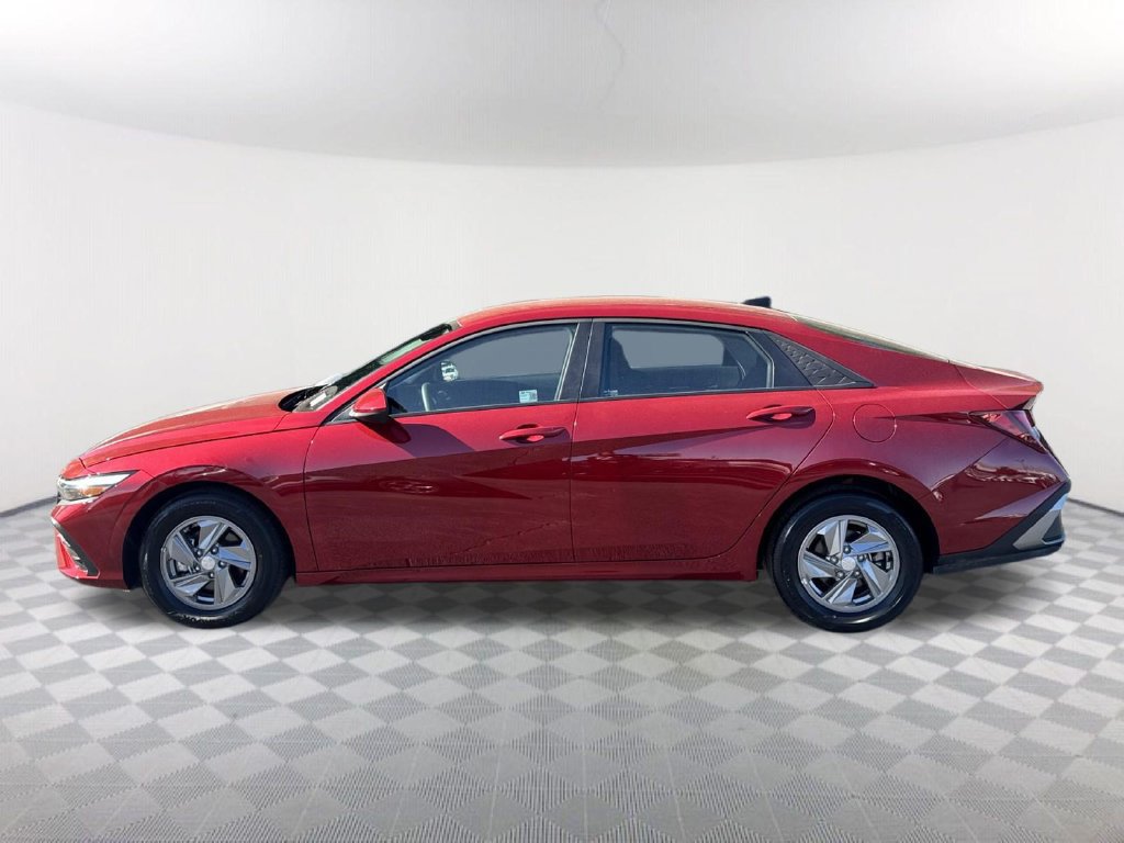 Used 2025 Hyundai Elantra SE FWD image 8