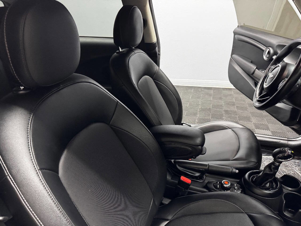 Used 2018 MINI Cooper 2-Door Hardtop w/ Signature Line Package image 42