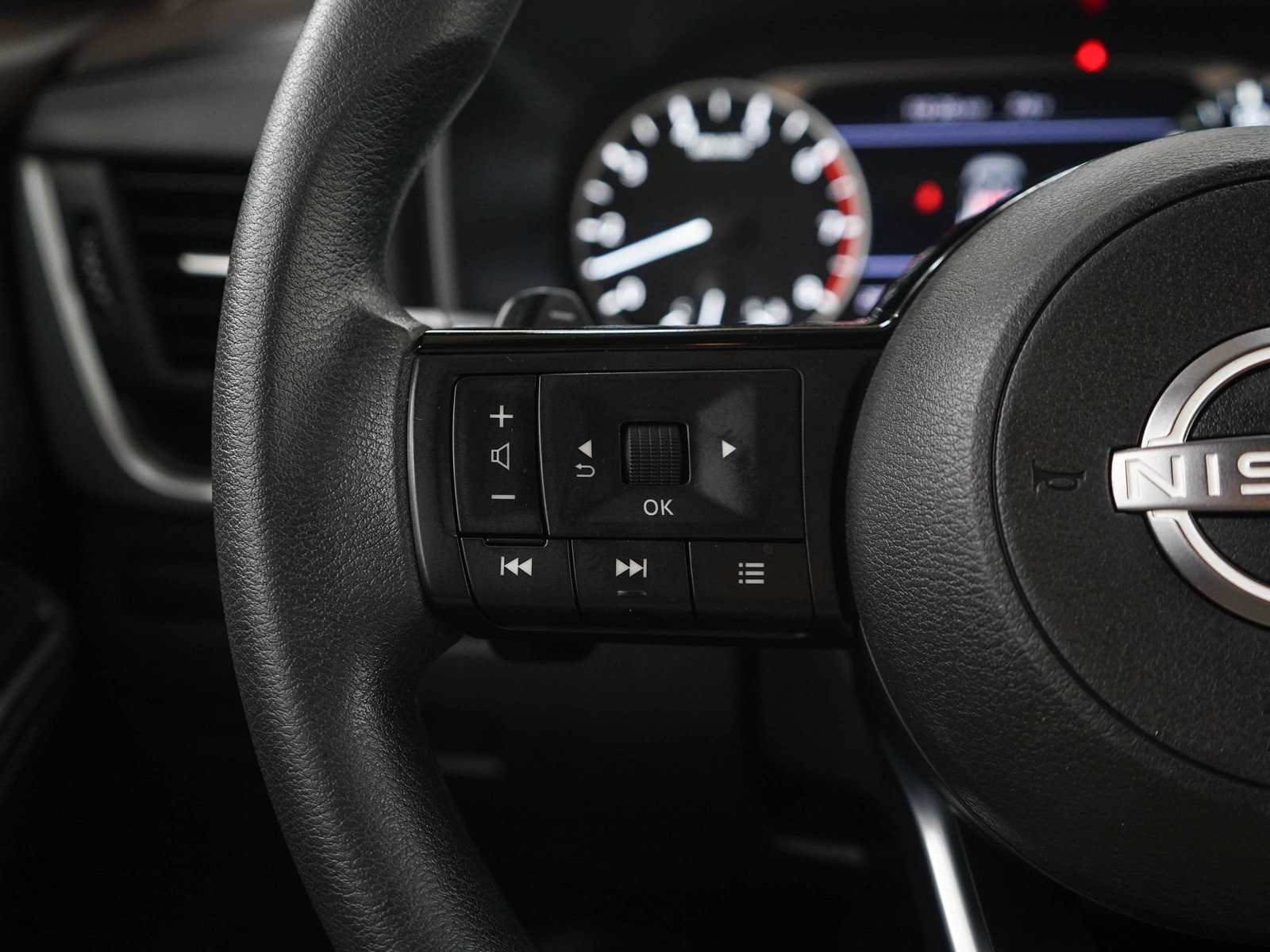Used 2023 Nissan Rogue SV AWD/4WD image 25