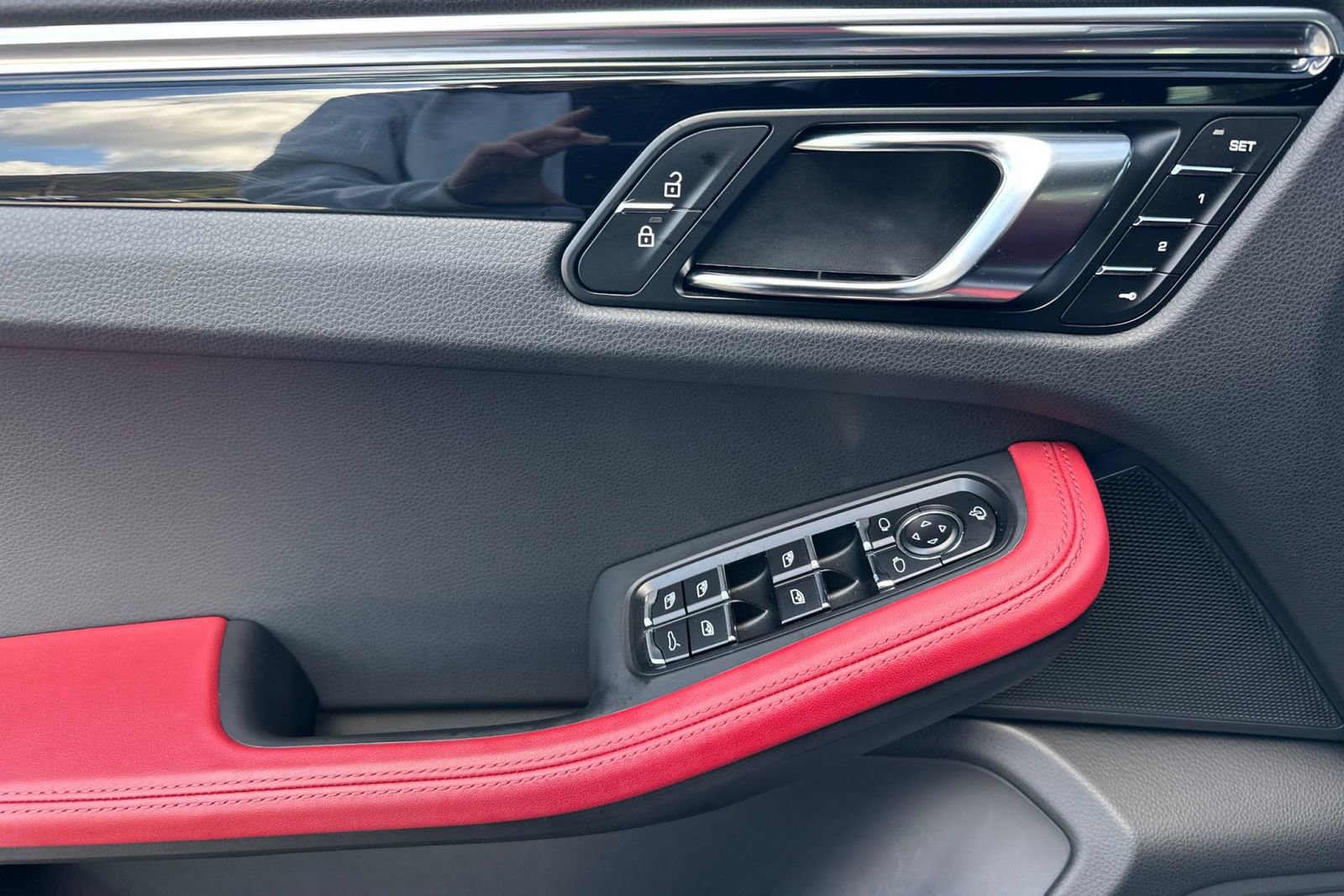 Used 2025 Porsche Macan image 12