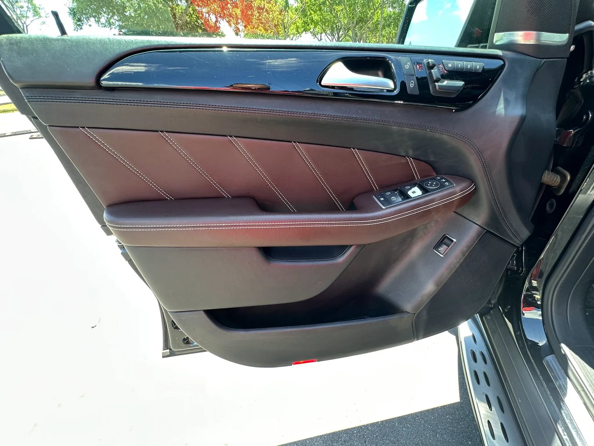 Used 2012 Mercedes-Benz ML 63 AMG 4MATIC w/ AMG Performance Pkg image 40