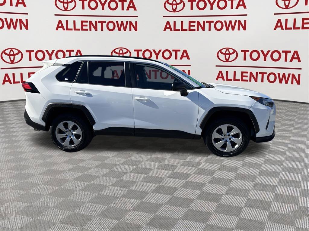 Used 2020 Toyota RAV4 LE FWD image 3