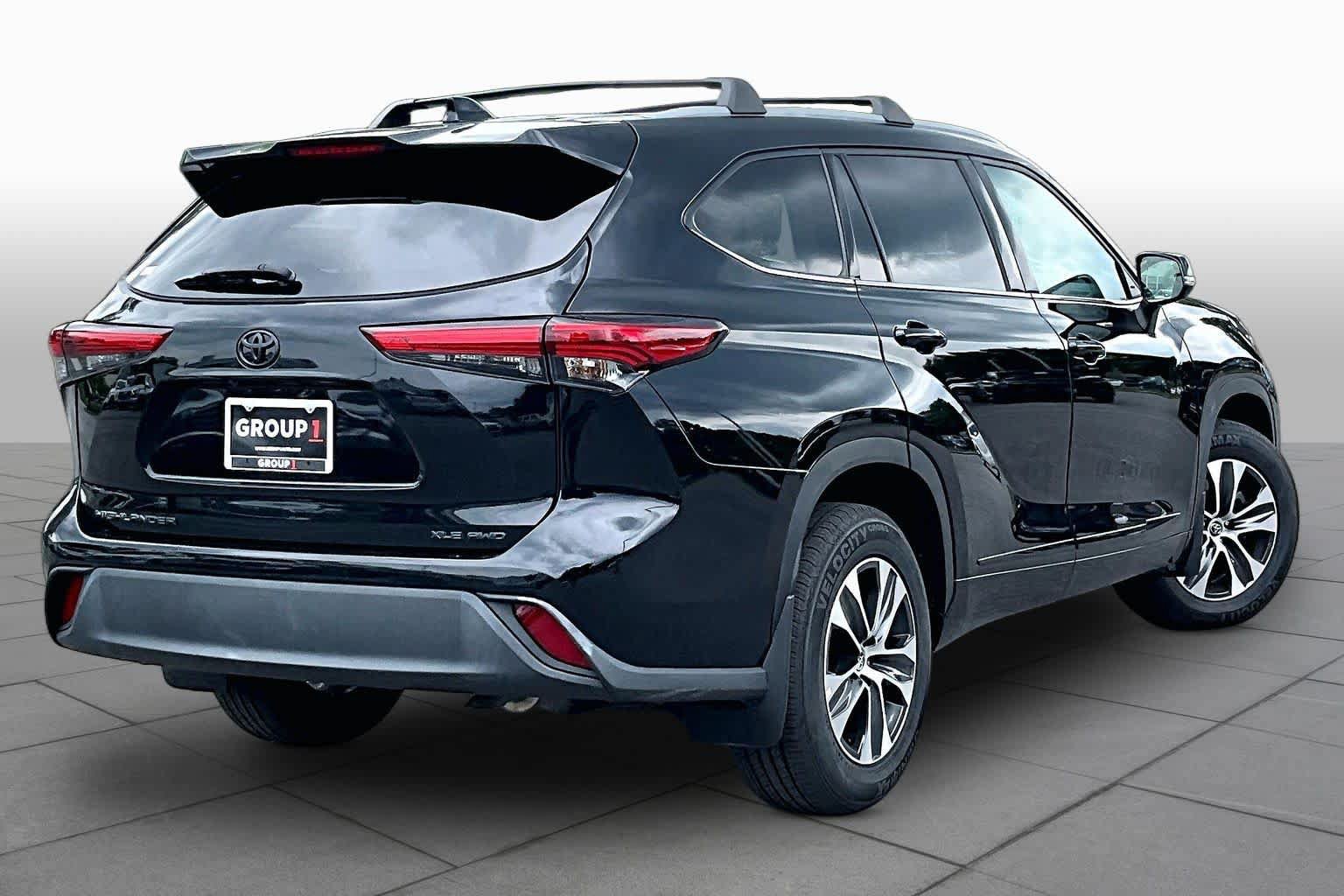 Used 2022 Toyota Highlander XLE AWD/4WD image 12