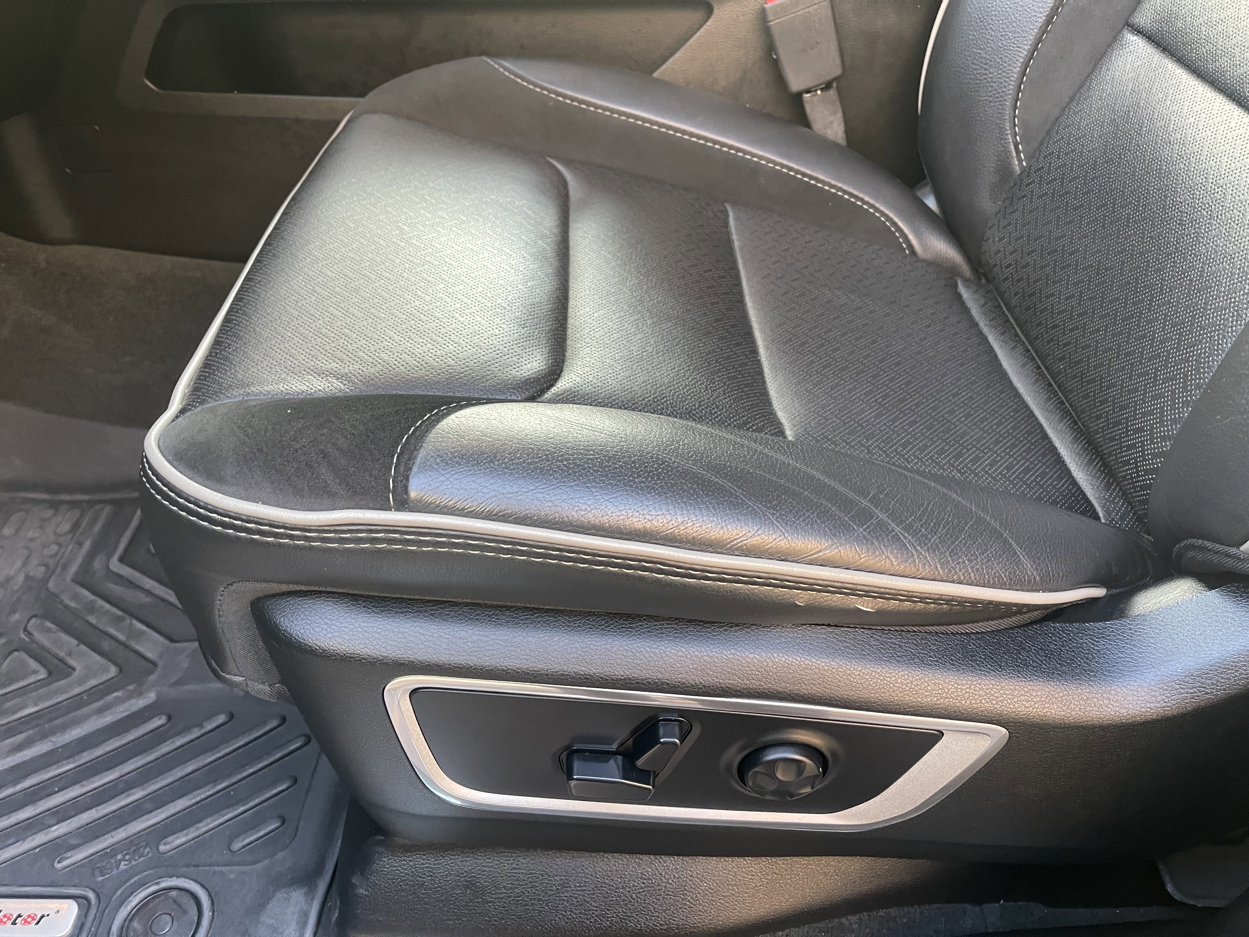 Used 2021 RAM 1500 Laramie w/ Sport Appearance Package image 13