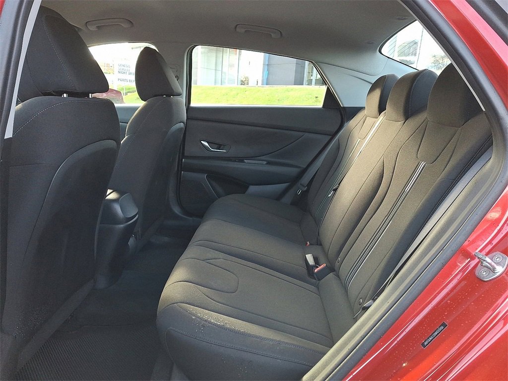 Used 2022 Hyundai Elantra SEL image 11