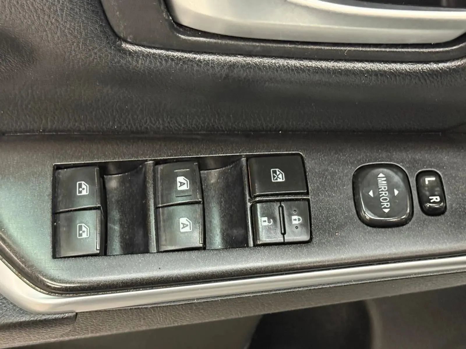 Used 2017 Toyota Camry SE image 19