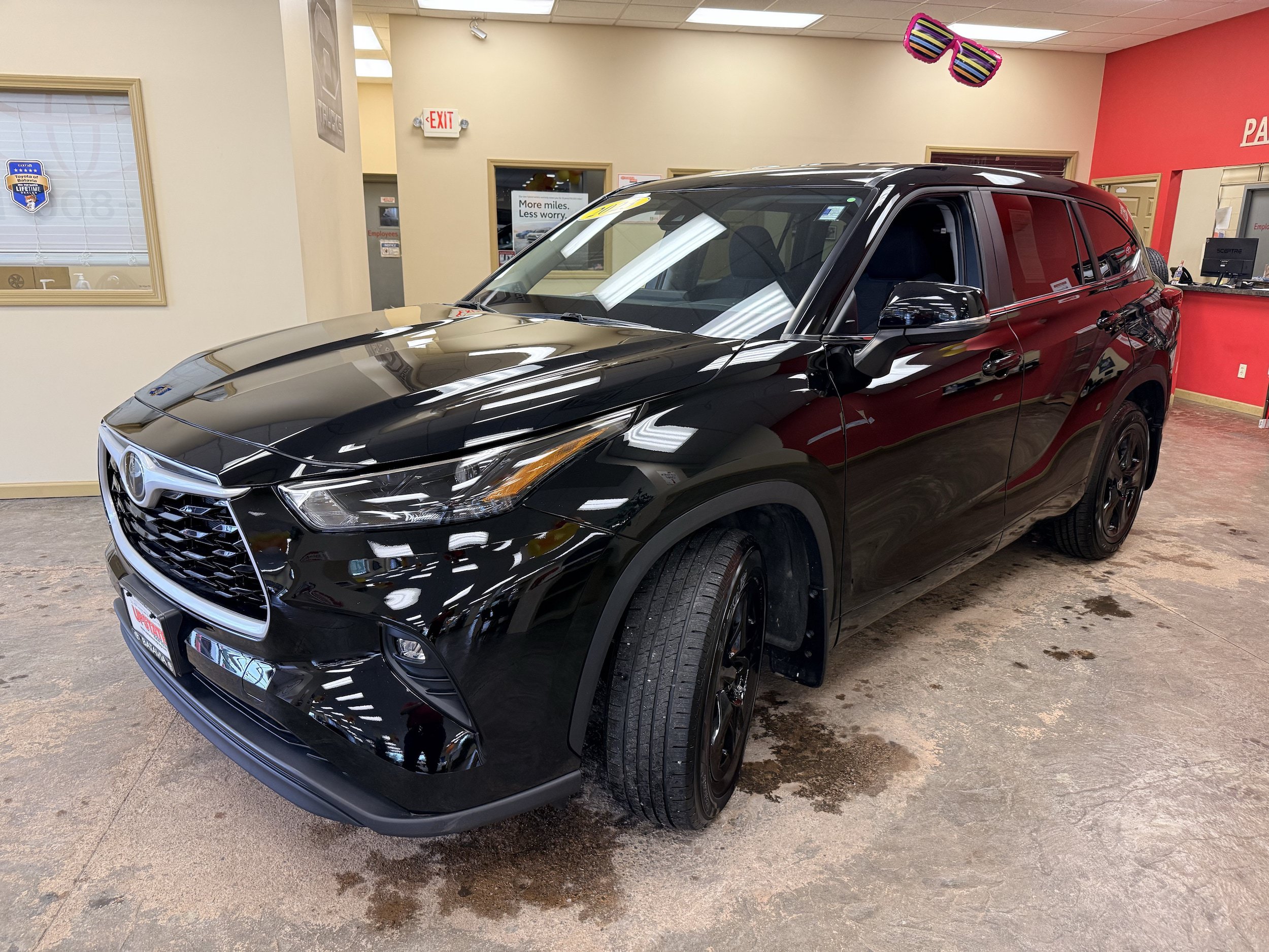 Used 2023 Toyota Highlander LE AWD/4WD image 3
