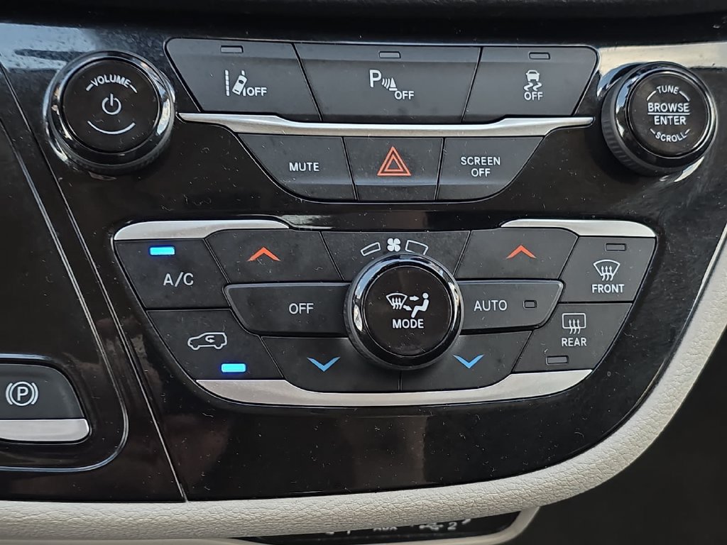 Used 2023 Chrysler Pacifica Touring-L FWD image 24