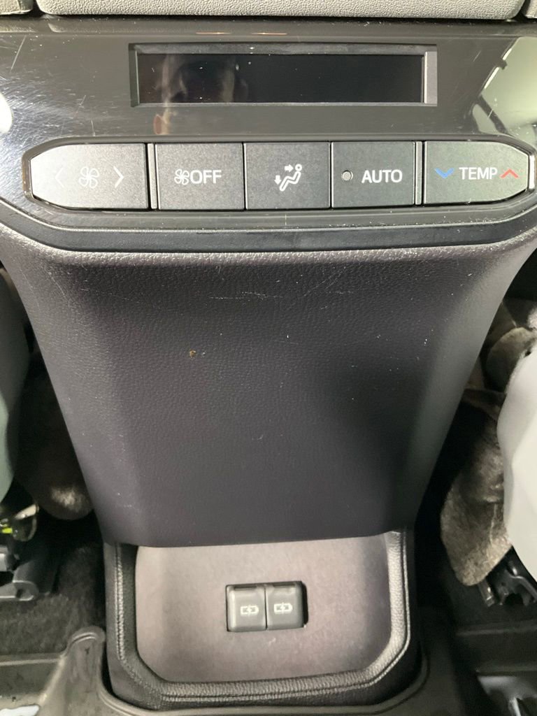 Used 2024 Toyota Highlander XLE image 25