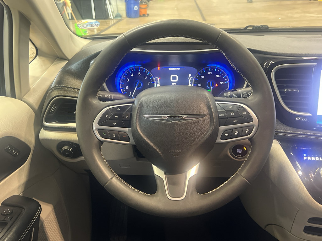 Used 2023 Chrysler Pacifica Touring-L FWD image 26